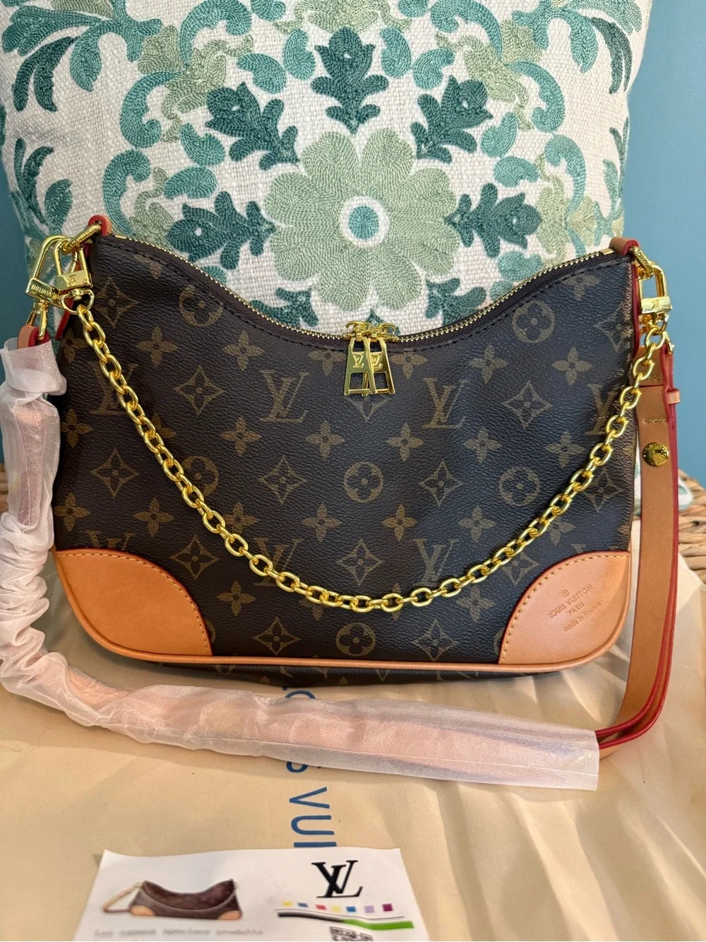 The Unbranded Brand shoulder bag